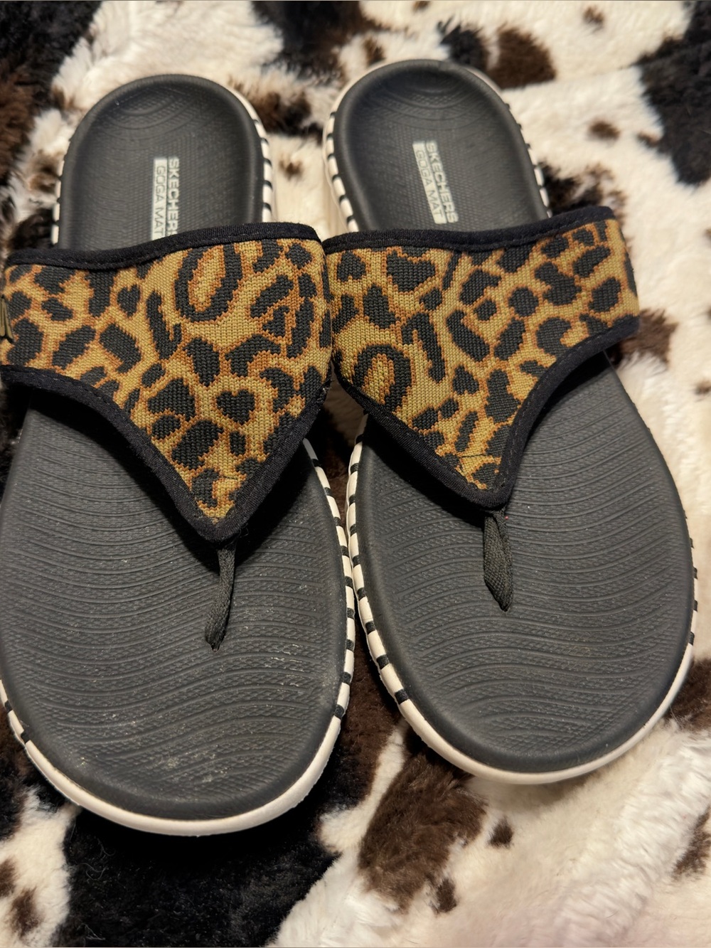 Skechers Leopard Print Thong Sandals - Black & Tan